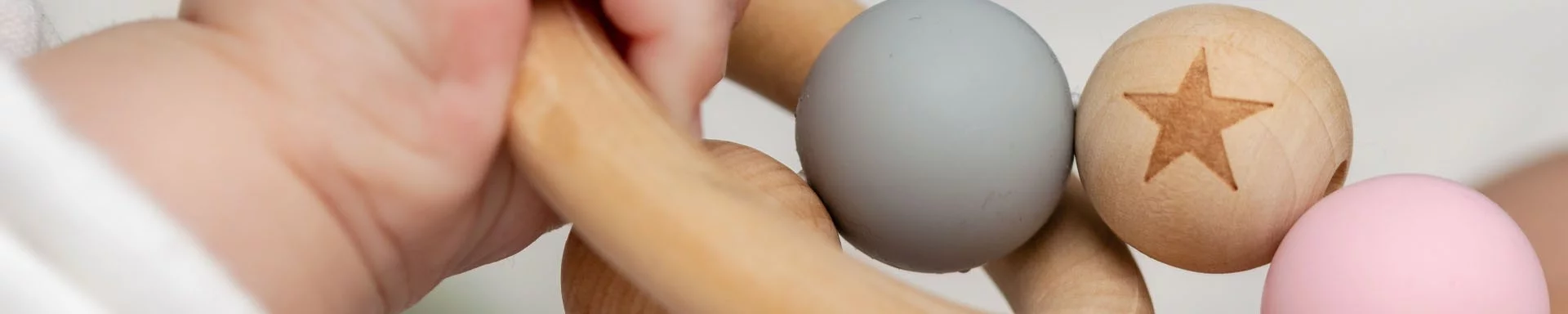 Hochet en bois pour bébé : anneau et jeu d'éveil sur Les Bons Gamins Hochet en bois pour bébé : anneau et jeu d'éveil sur Les Bons Gamins
