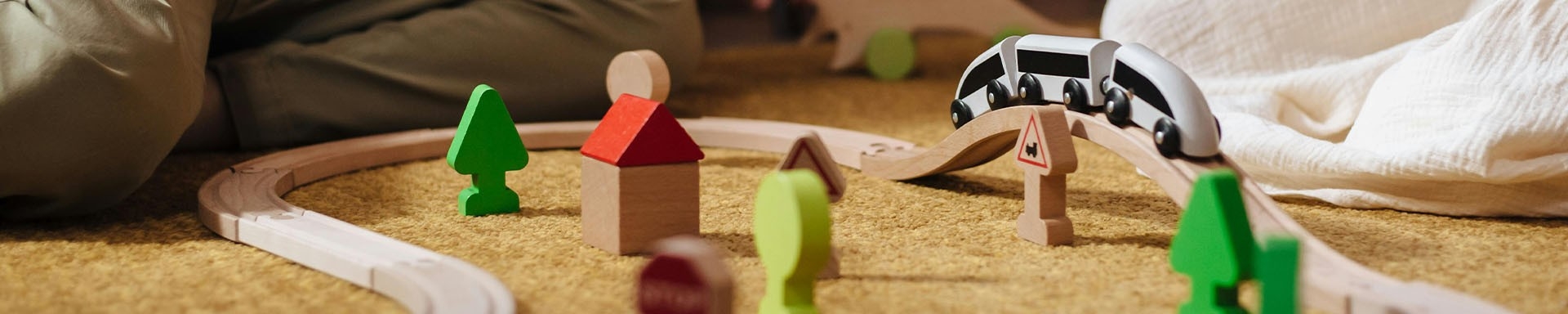 Petit train en bois pour enfant en bois massif Petit train en bois pour enfant en bois massif