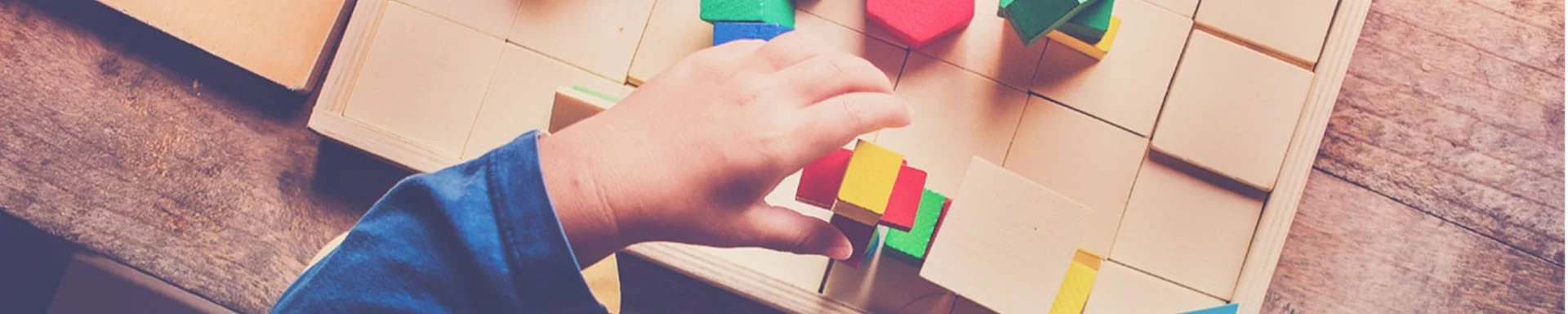 Jeu Mémo et Domino en bois pour travailler la mémoire et les chiffres Jeu Mémo et Domino en bois pour travailler la mémoire et les chiffres