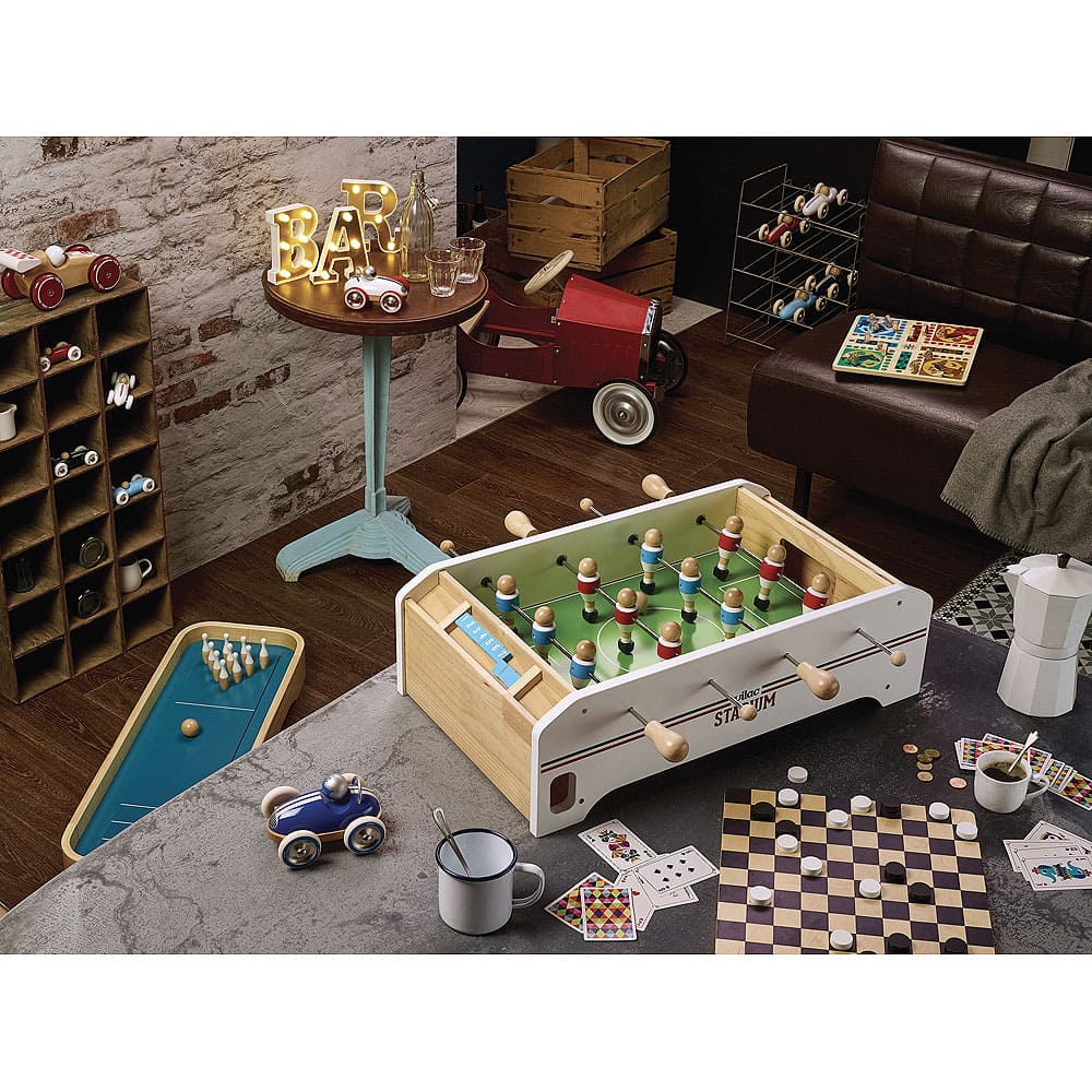 Commander un mini baby-foot en bois.