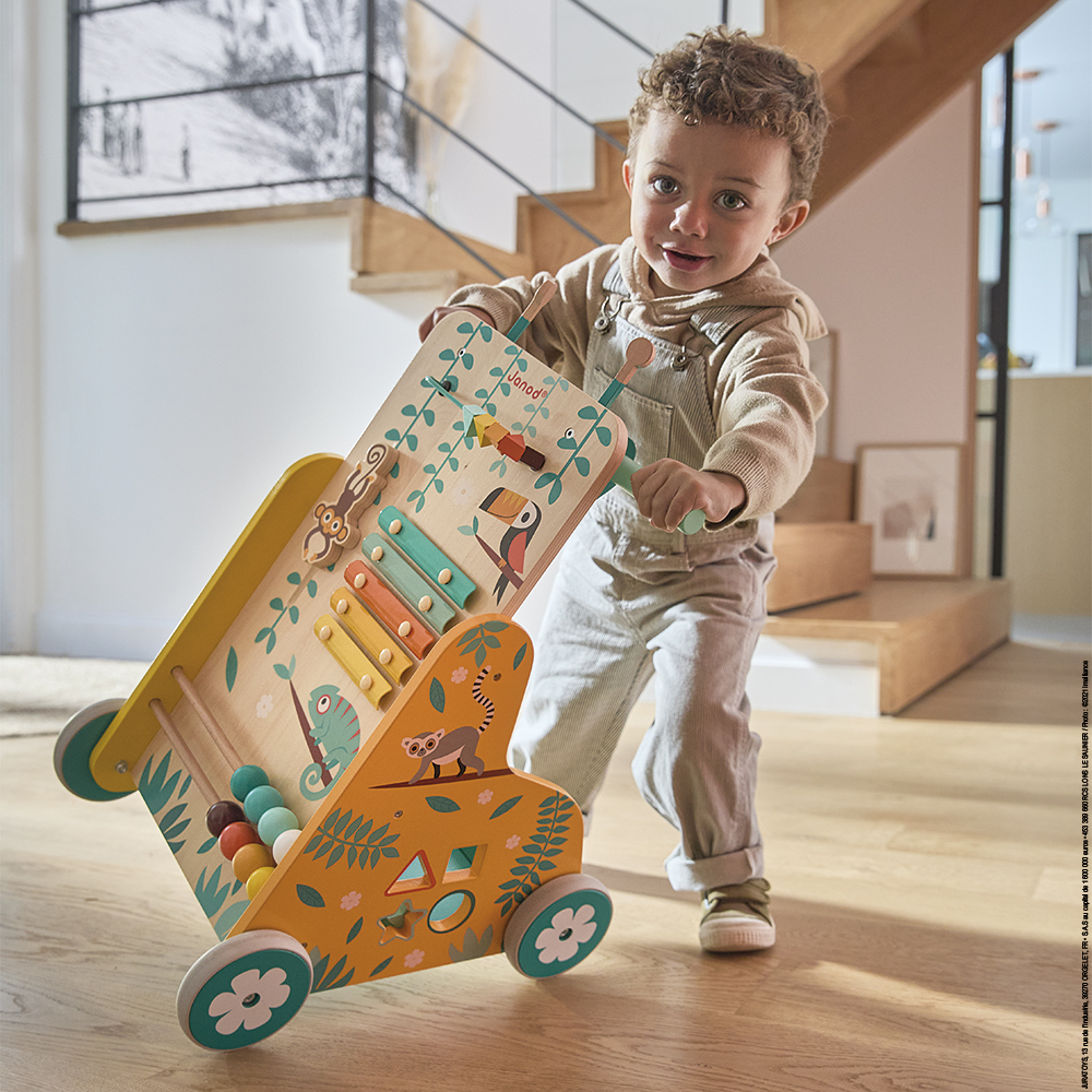 Chariot et trotteur en bois pour aider à la marche chez l'enfant.