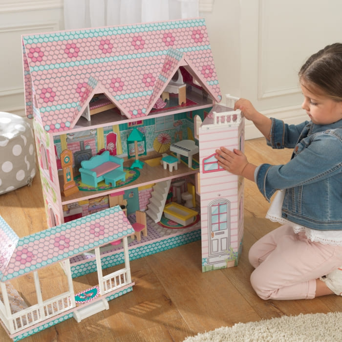 Maison de poupée et de Barbie en bois, et accessoires pour aménager la maison de poupée.