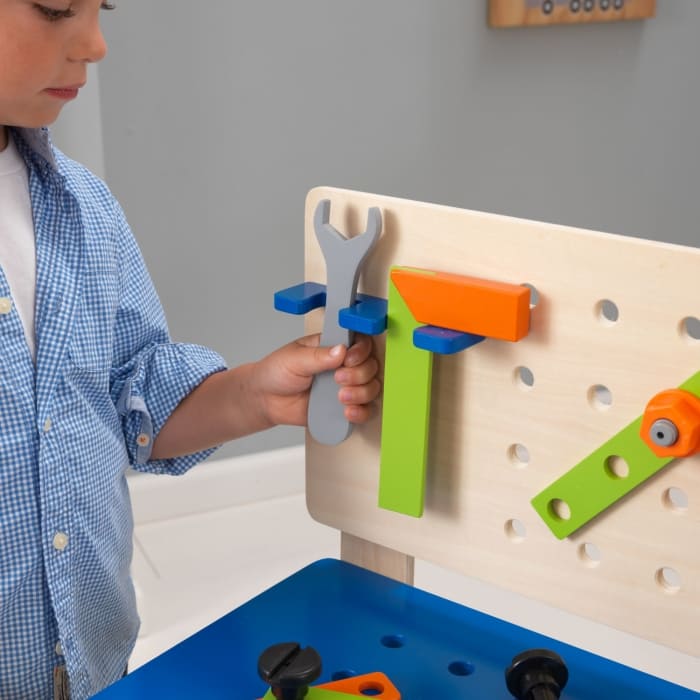 Atelier de bricolage pour enfant : jeux d'imitation de petit bricoleur.