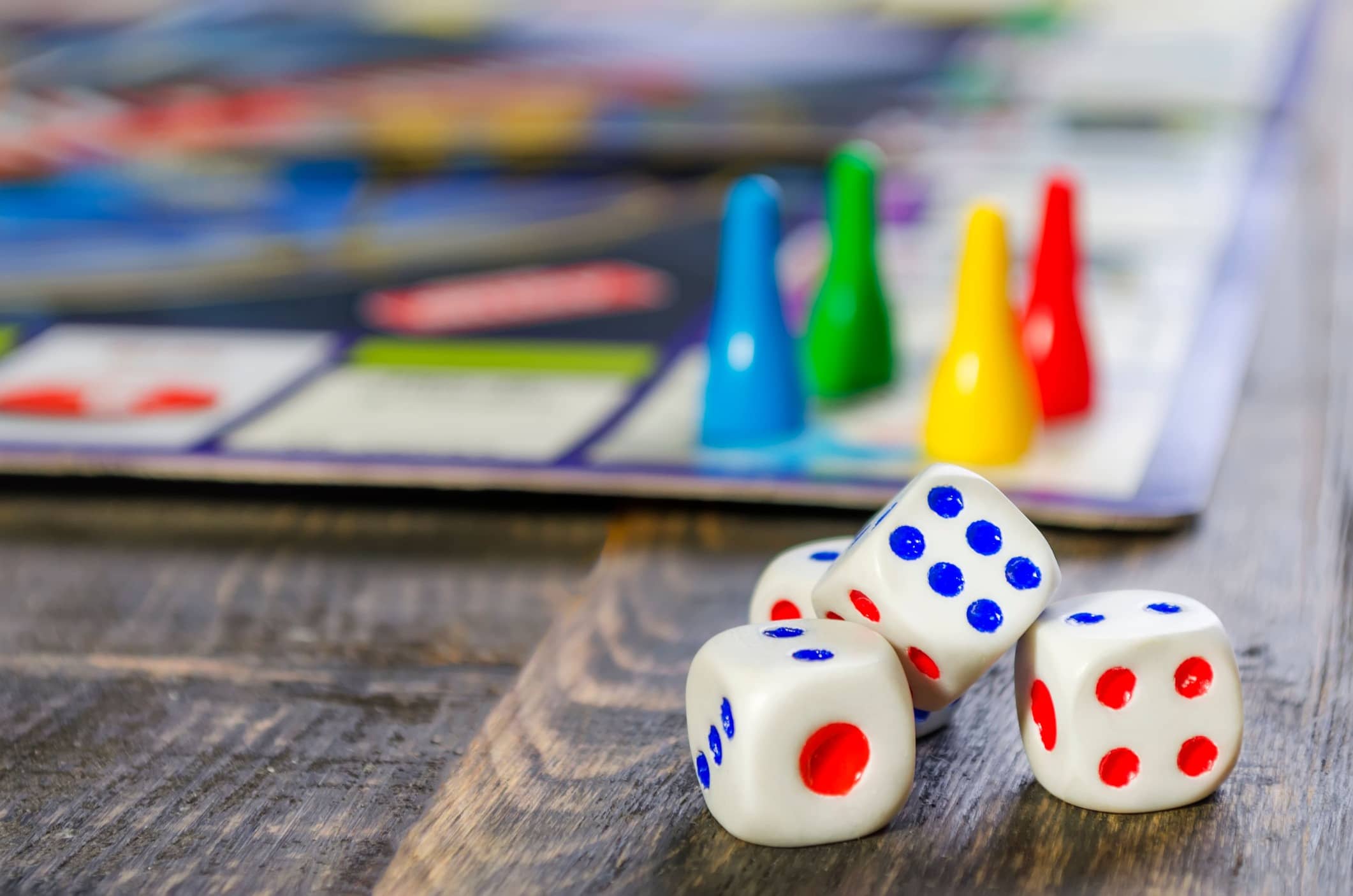 Jeux de société en bois pour enfants et adultes.