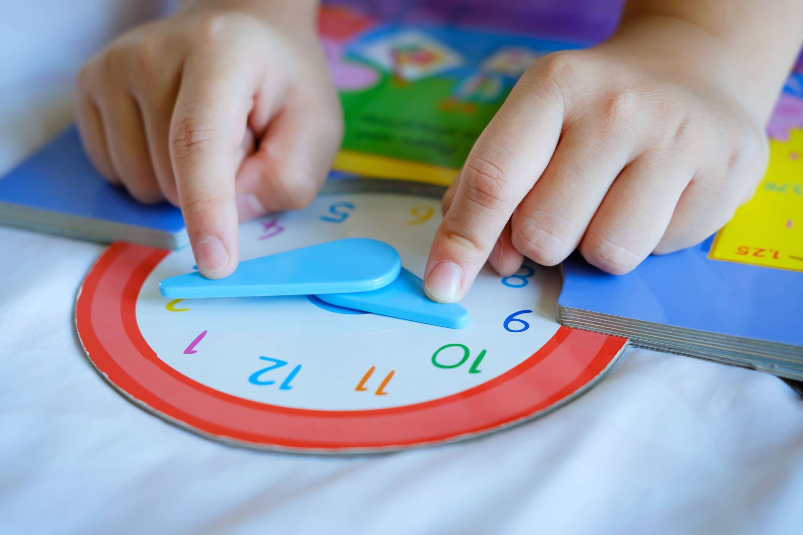Jeux éducatifs en bois pour les enfants : lire l'heure, savoir compter, savoir reconnaître les lettres.
