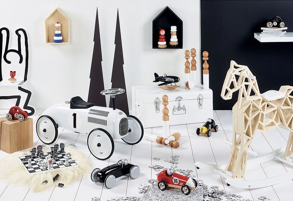 Petite voiture à pédale pour les enfants