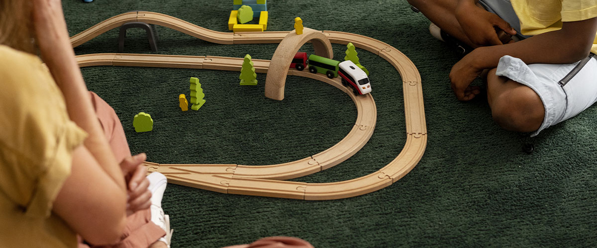 Apprendre en s'amusant en faisant comme les grands : jeux d'imitation en bois pour enfants (dinette, atelier, poupon...).