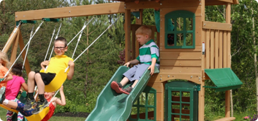 Balançoire, toboggan, voiture, draisienne et autres jeux extérieurs en bois pour enfants.