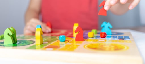 Jeux de société pour enfants en bois : jeu de plateau, dés, pions