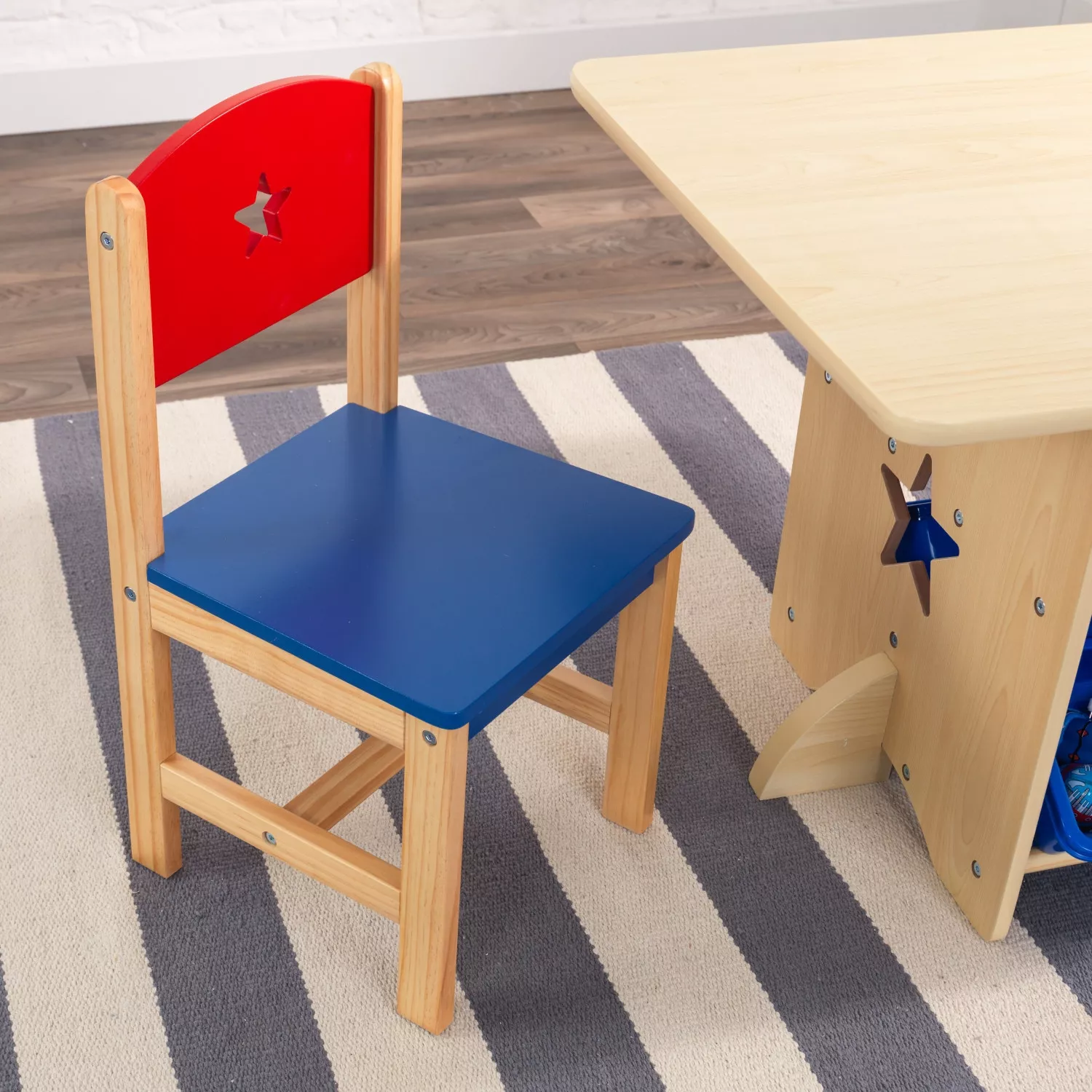 Ensemble table et chaises avec motif étoile Ensemble table et chaises avec motif étoile